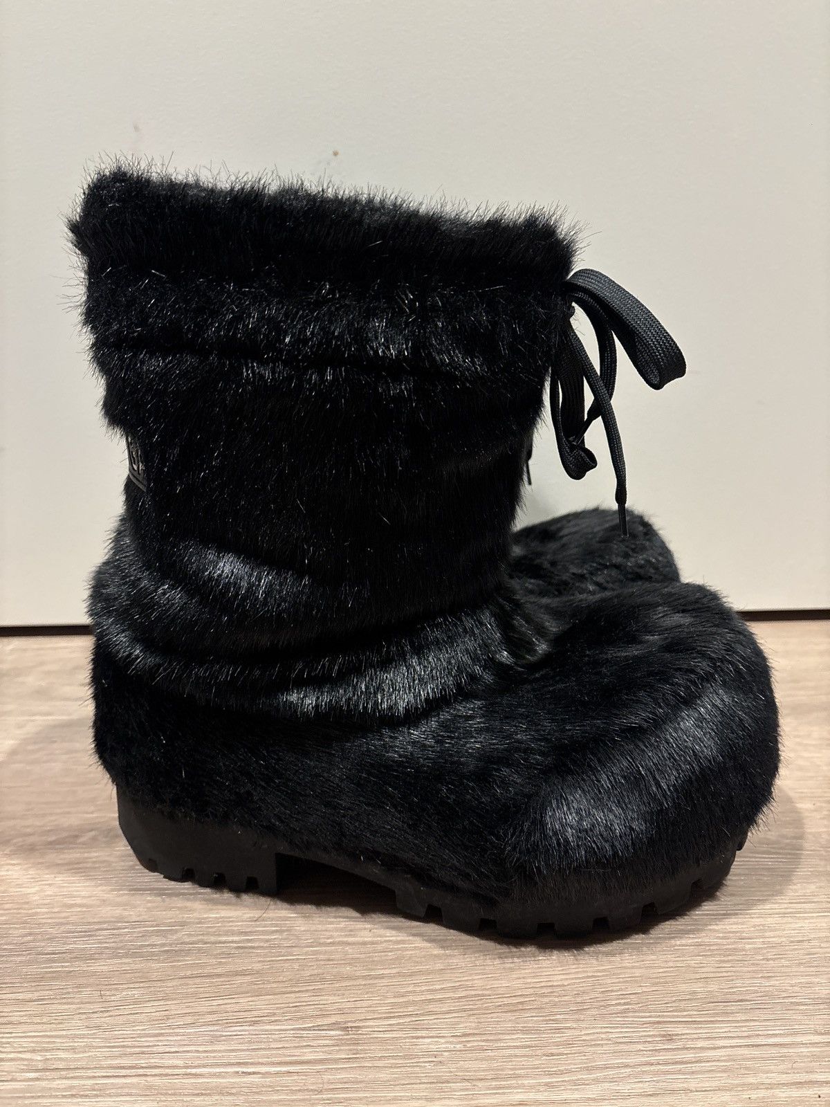 Balenciaga Balenciaga Alaska Fur Boots Size US 10 / EU 43 - 2 Thumbnail