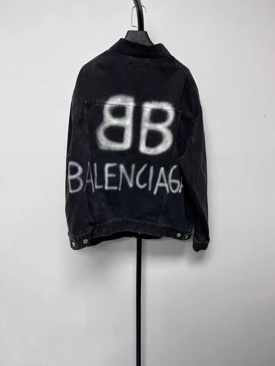 Balenciaga Balenciaga spray-painted logo denim jacket Size US S / EU 44-46 / 1 - 2 Thumbnail