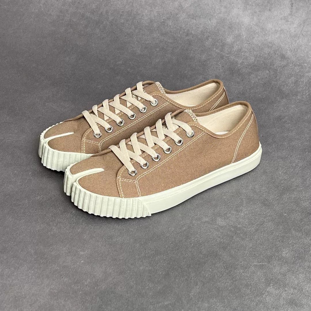 Maison Margiela Maison Margiela Beige Lowtop Sneakers 8 Men Size US 8 / EU 41 - 1 Thumbnail