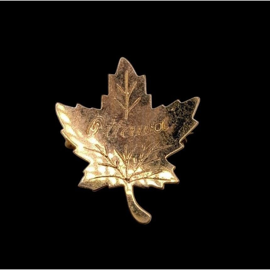 Other Vintage Canadian Ottowa Engraved Maple Leaf Gold Tone Souven Size ONE SIZE - 1 Thumbnail
