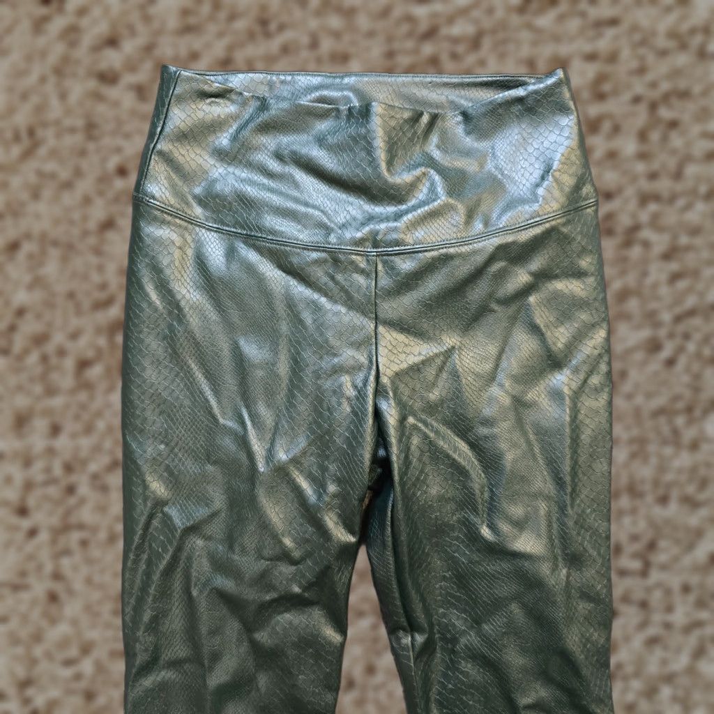 White House Black Market **White House Black Market Green Vegan Leather Women's Skinny Pants** User: White House Black Market Green Vegan Leather Women's Skinny Pants Size 26" / US 2 / IT 38 - 1 Thumbnail
