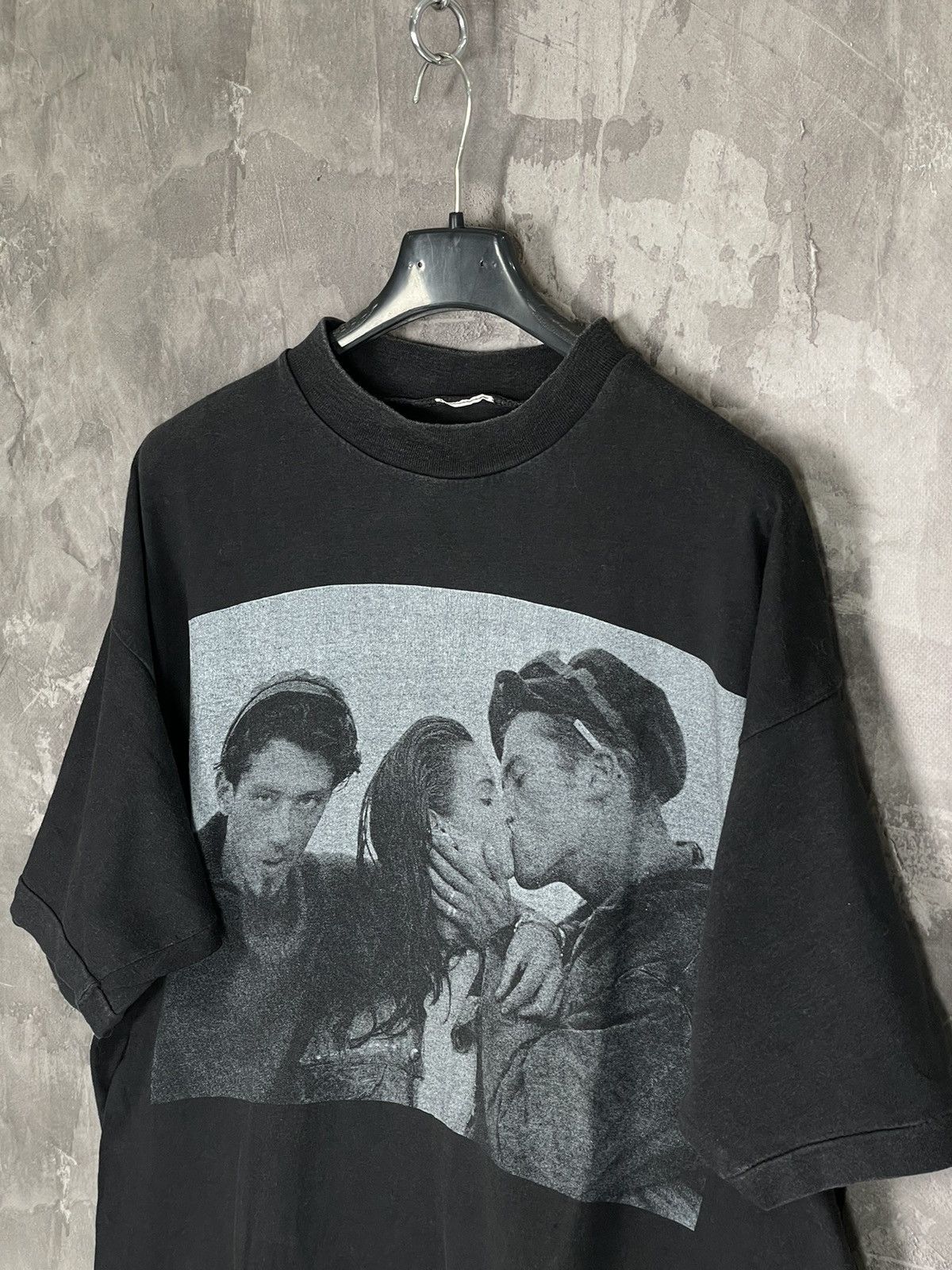 Japanese Brand Avant Garde Vintage Faded Distressed 90s “Kiss” T shirt Size US L / EU 52-54 / 3 - 7 Thumbnail