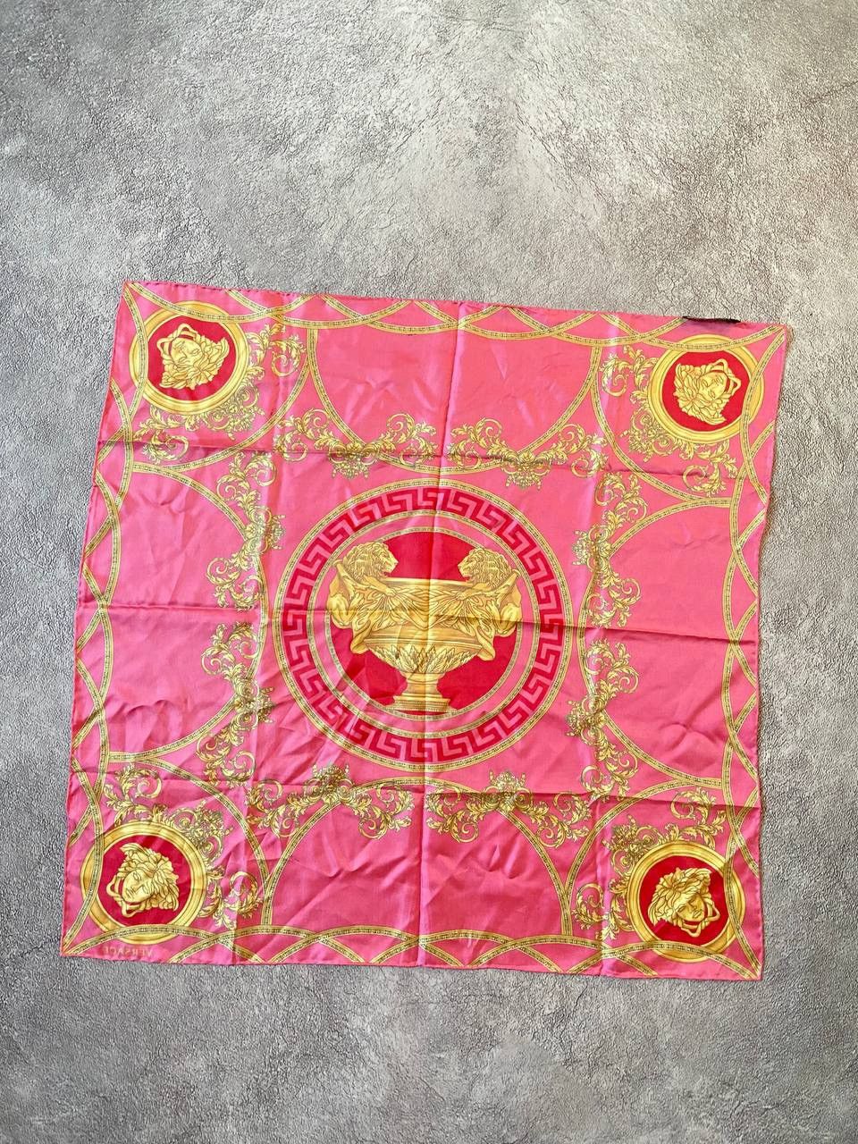 Versace Gianni Versace Bold Fuchsia & Gold „House Of Versace“ Silk Size ONE SIZE - 3 Thumbnail