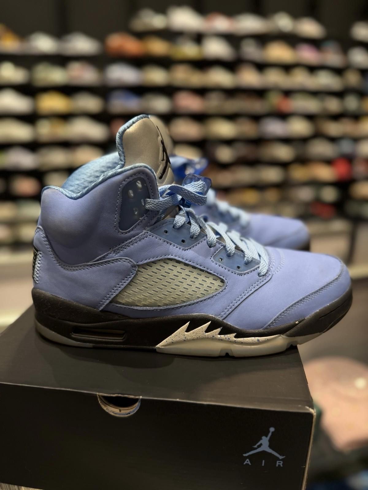 Jordan Brand Jordan 5 Retro SE UNC University Blue Sneakers Size 9.5 Size US 9.5 / EU 42-43 - 1 Thumbnail