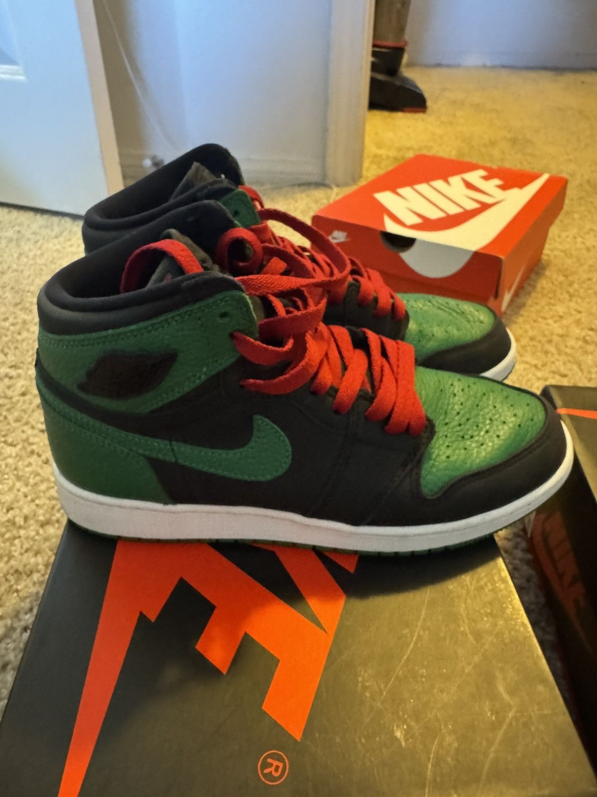 Jordan Brand Jordan 1 Retro High Pine Green Black (GS) Size US 6.5 / EU 39-40 - 3 Thumbnail