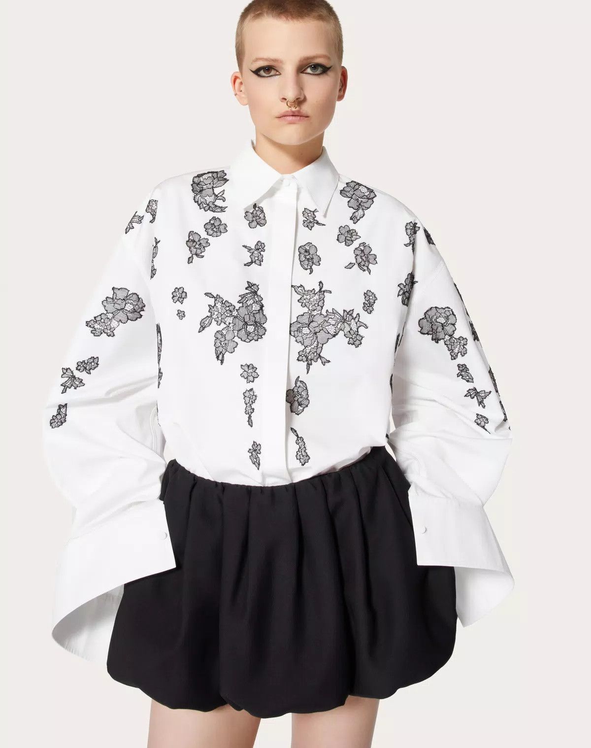 Valentino o1s1wg110625 Embroidered Compact Popeline Shirt in White Size XS / US 0-2 / IT 36-38 - 6 Thumbnail