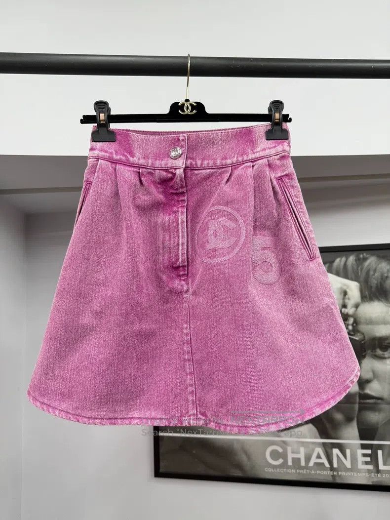 Chanel Chanel Pink denim skirt Size 26" / US 2 / IT 38 - 1 Thumbnail