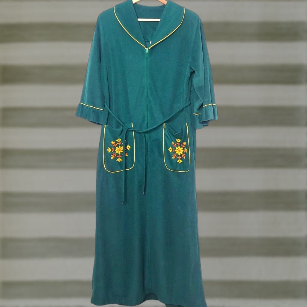 Velour VINTAGE Robe Women M 14-16 Long Green Velour Embroidered Flowers Bohemian 80s Grannycore Belted Long Robe Womens Size ONE SIZE - 1 Thumbnail