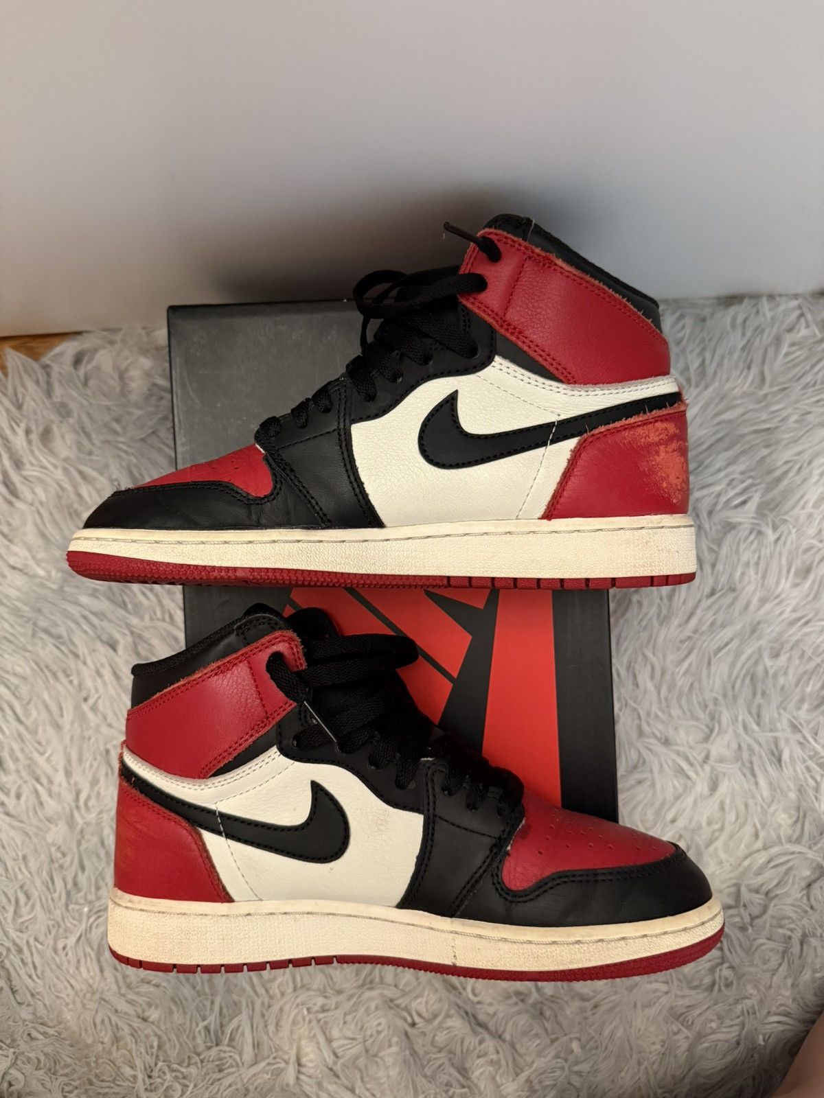 Jordan Brand Air Jordan Retro 1 High OG BG Bred Toe Size US 6 / EU 39 - 2 Thumbnail