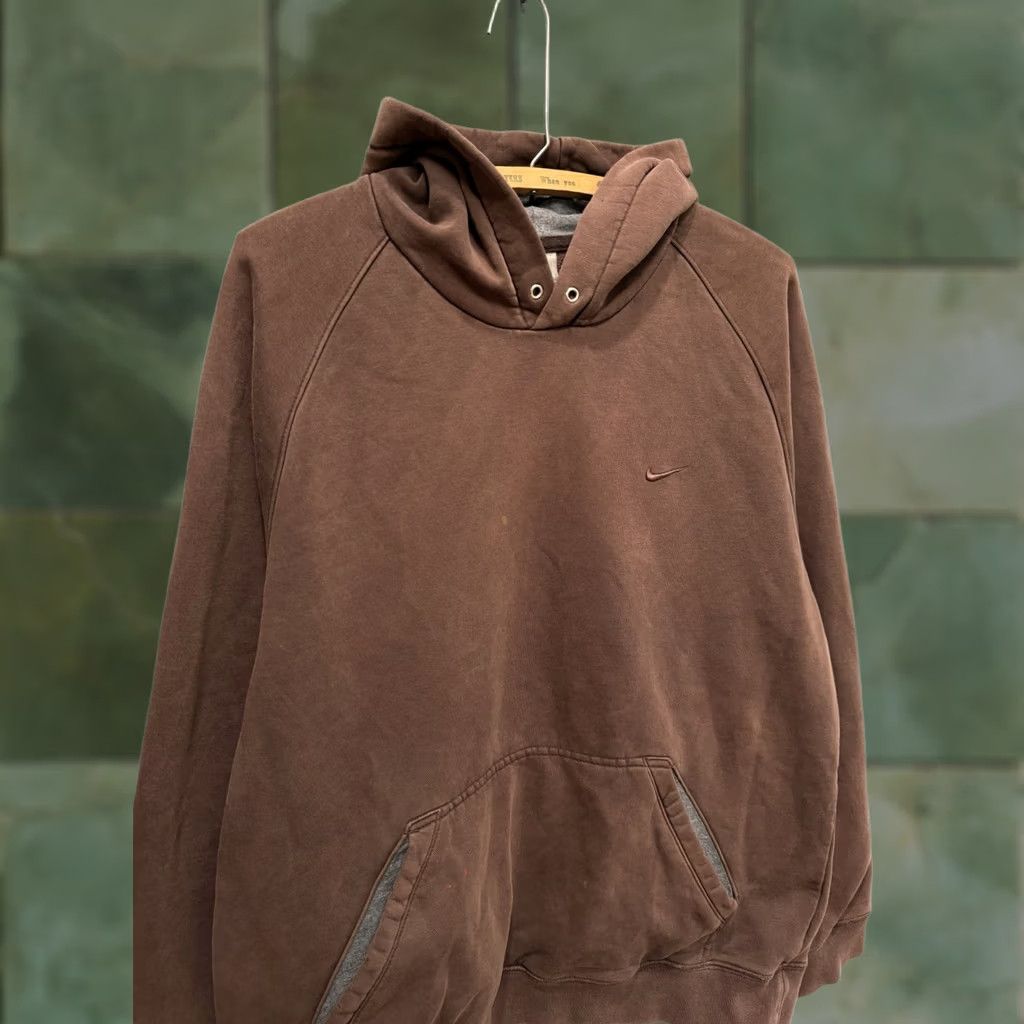Nike VINTAGE Nike Hoodie Brown L Men's Pullover Y2K Mini Swoosh Distressed 27in 22in Pit to Pit Size US L / EU 52-54 / 3 - 1 Thumbnail