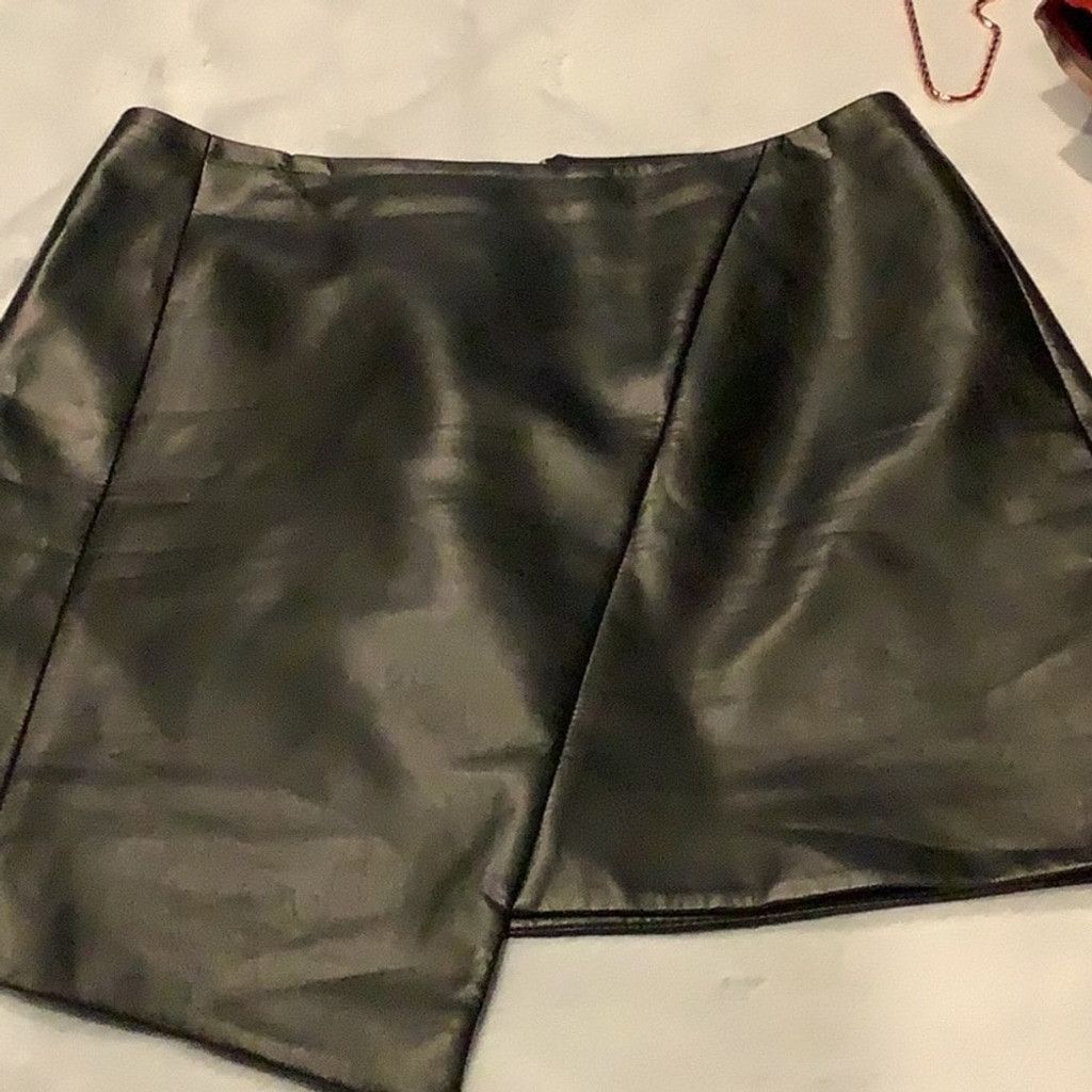 Ted Baker Ted Baker black short leather look skirt Size 8 Size 27" / US 4 / IT 40 - 1 Thumbnail