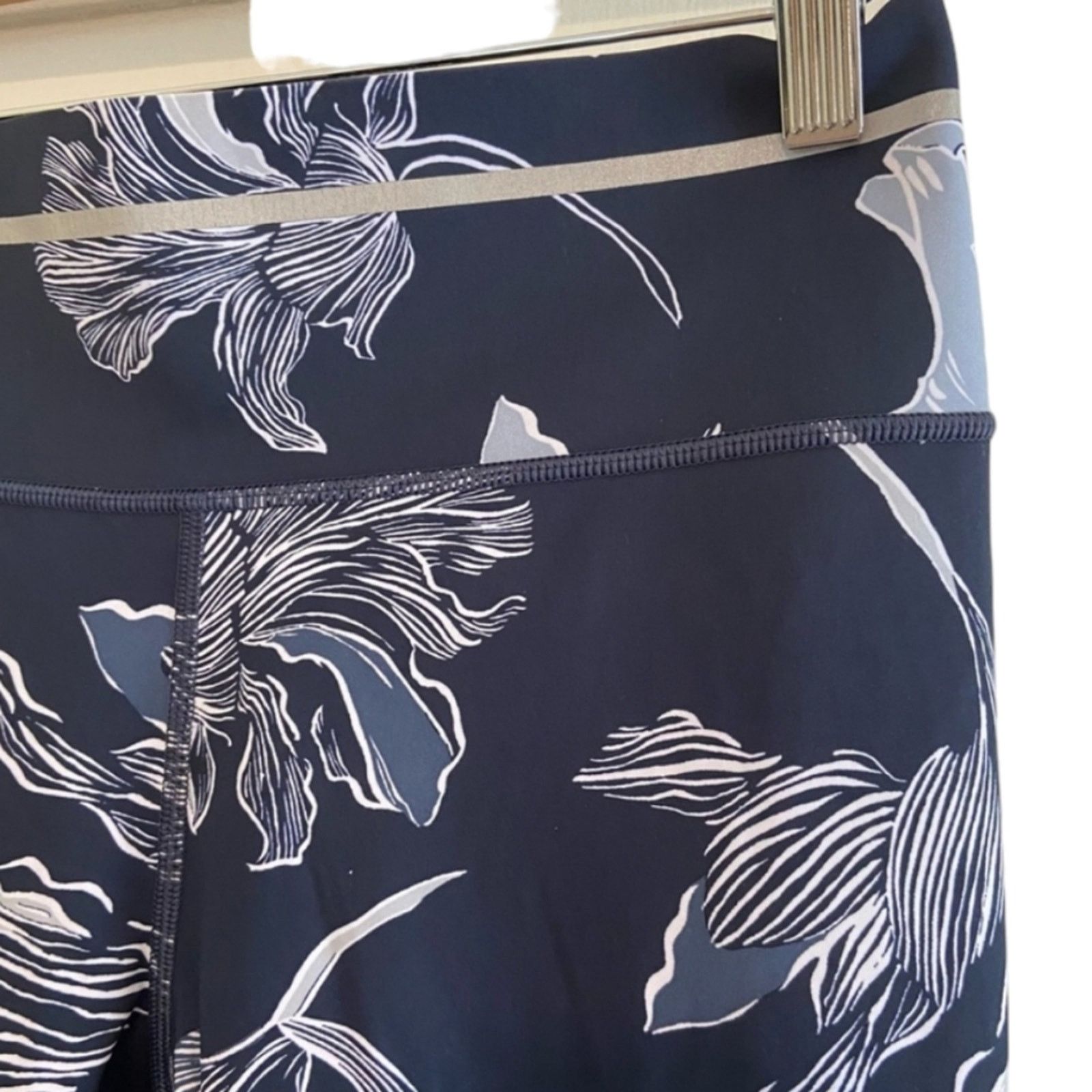 Athleta Athleta Floral Sonic Athletic Capri Navy Small Size 27" / US 4 / IT 40 - 4 Thumbnail