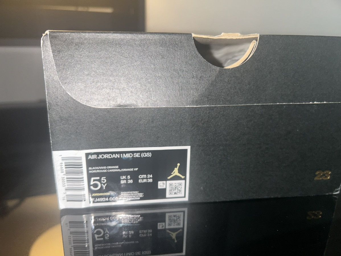 Jordan Brand Jordan 1 Mid Black & Orange Size 5.5 Size US 5.5 / EU 38 - 7 Thumbnail