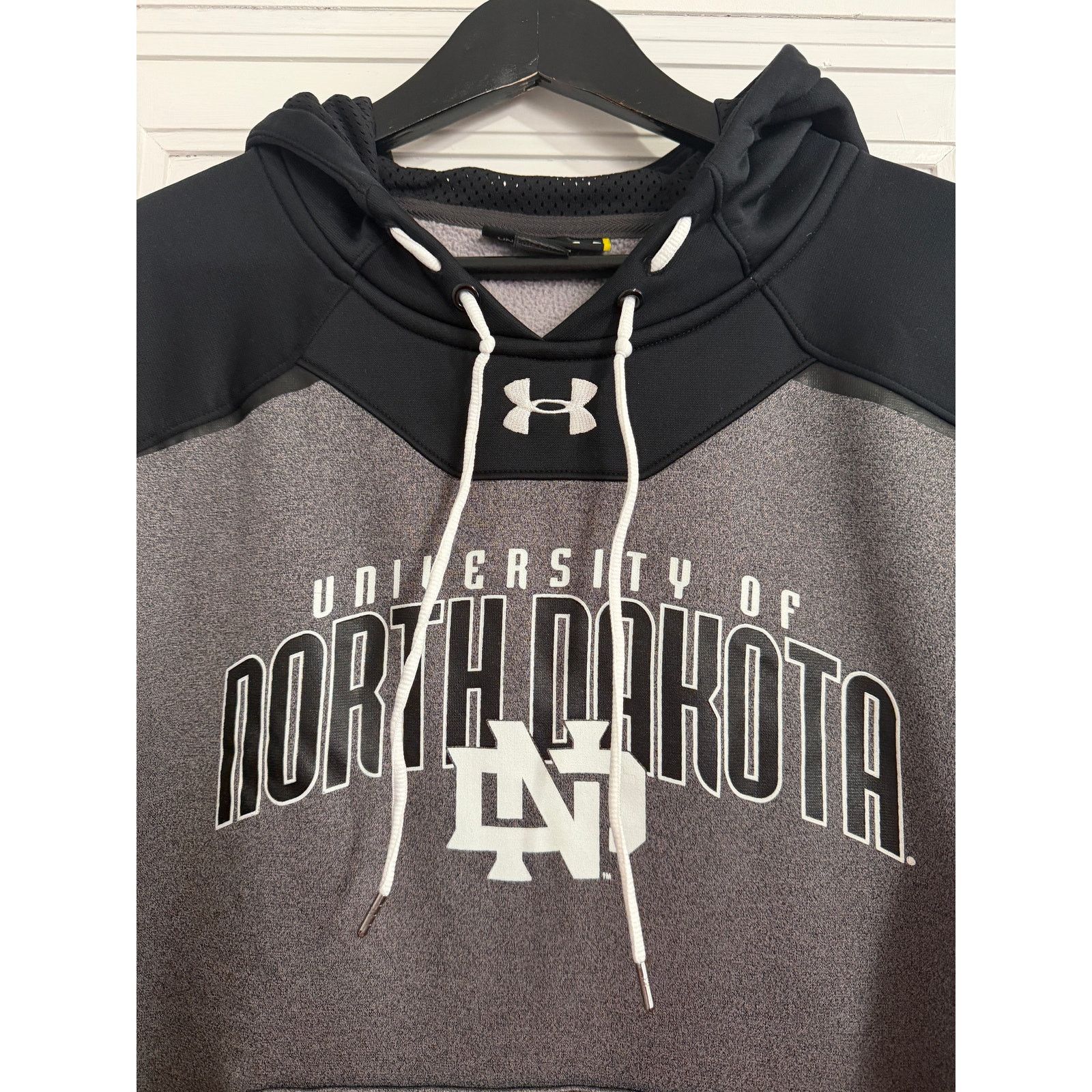 Under Armour University of North Dakota Fighting Hawks Hoodie Size XL Size US XL / EU 56 / 4 - 2 Thumbnail