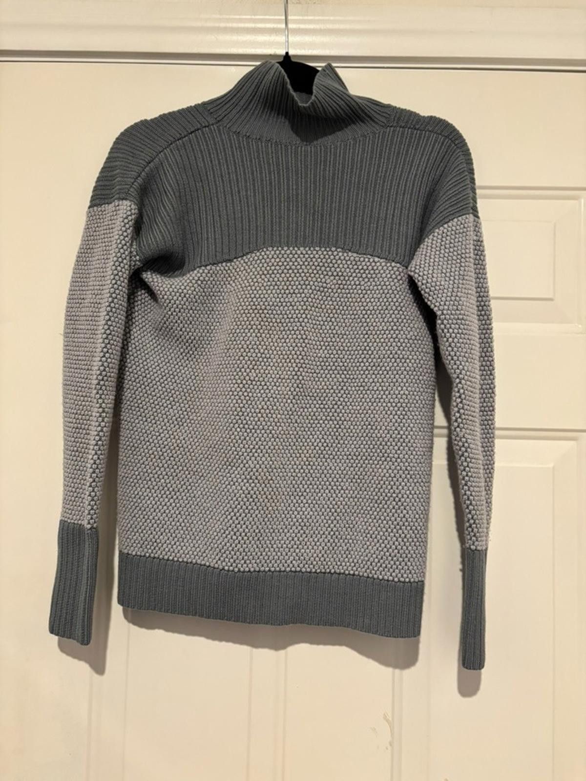 Lululemon Womens Lululemon grey sweater sz 6 TEAR #418 Size M / US 6-8 / IT 42-44 - 1 Thumbnail