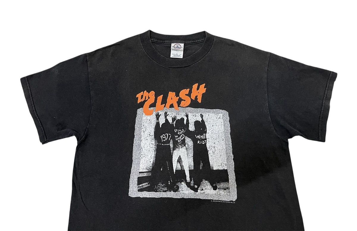 Vintage Vintage Y2K The Clash `White Riot’ T-shirt Size US M / EU 48-50 / 2 - 1 Thumbnail