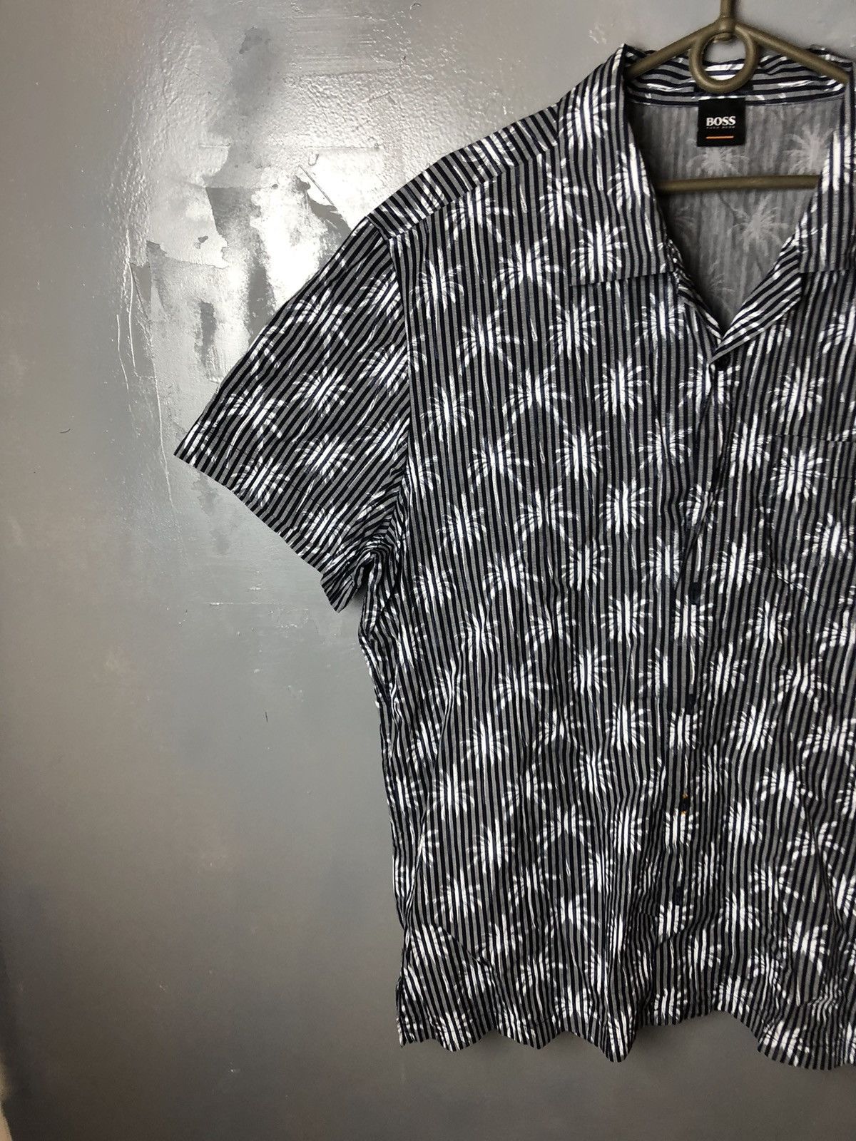 Hugo Boss Men’s crazy Shirt Hugo Boss size Xl Size US XL / EU 56 / 4 - 2 Thumbnail