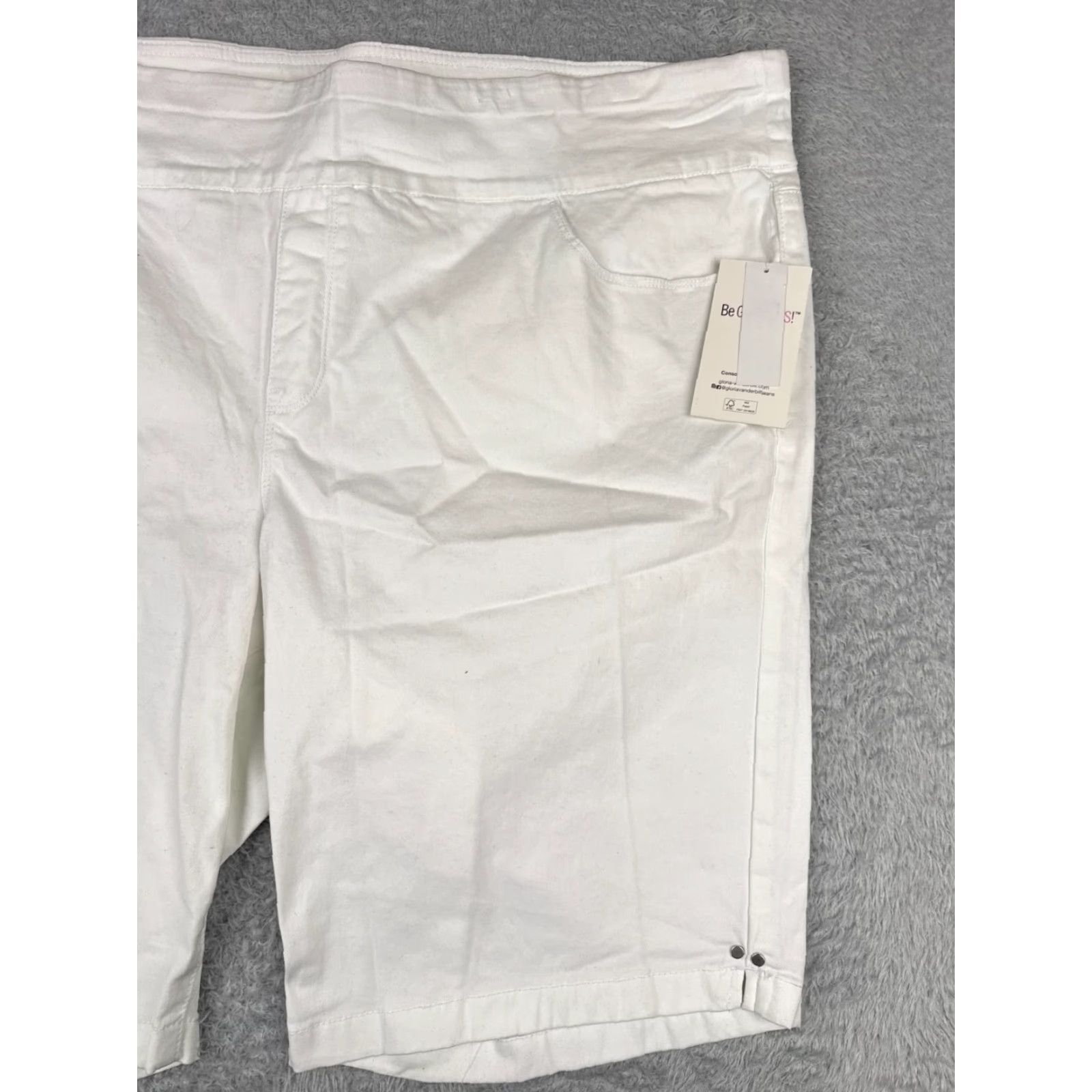 Gloria Vanderbilt VINTAGE Gloria Vanderbilt Shorts Womens Bermuda Pull On White 24W Cotton Denim 11 in 48 in Regular 5-Pocket Spring Summer Women Size 42" / US 20 - 3 Thumbnail