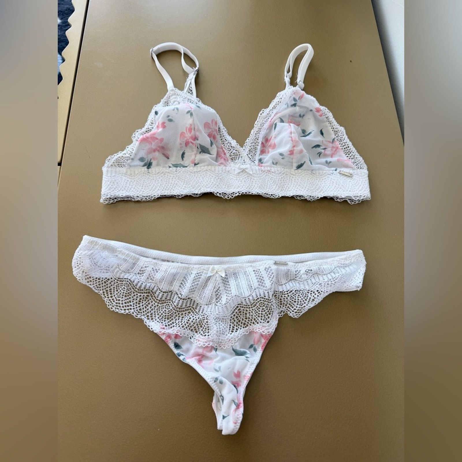 Other Floral Lace Bra in White and Pink Panties. Bra M panties S Size ONE SIZE - 8 Thumbnail