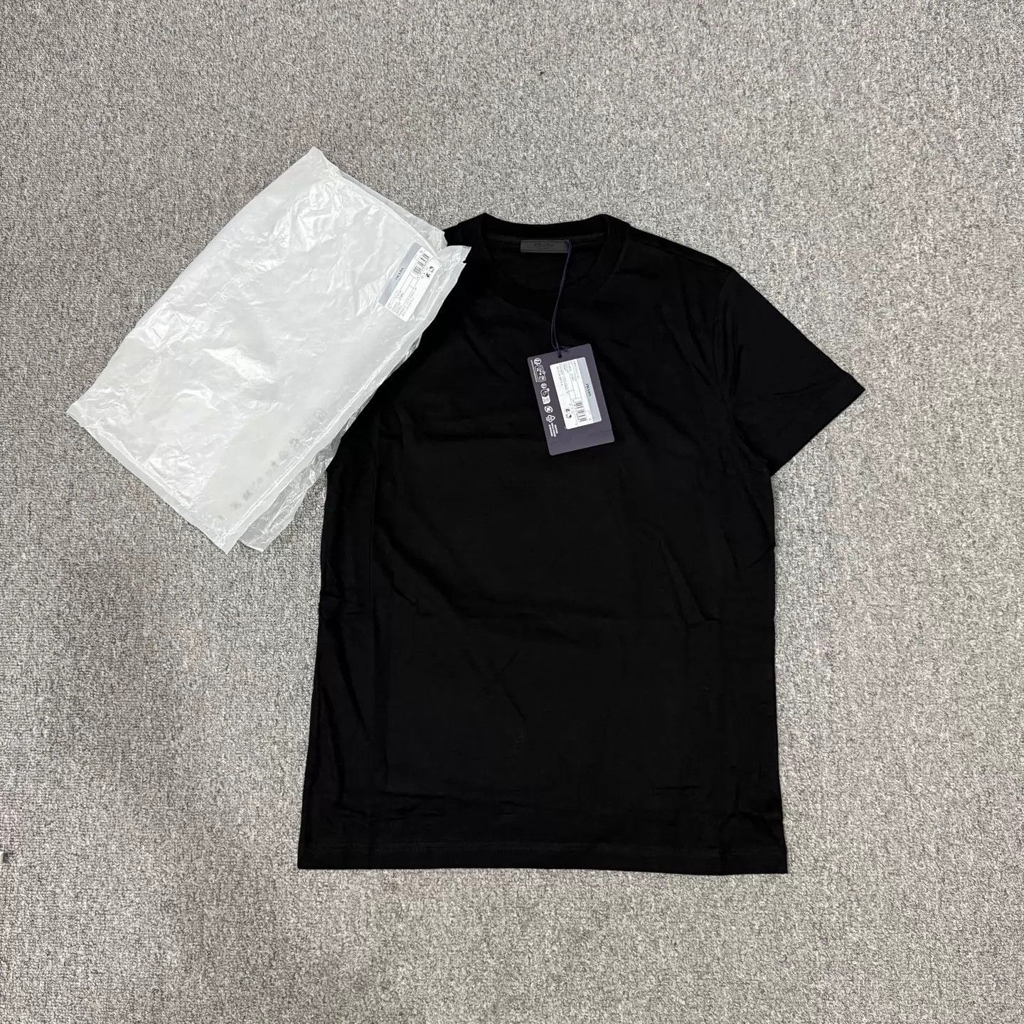 Prada Prada Black Basic Short Sleeve T-Shirt M NWT Size M / US 6-8 / IT 42-44 - 1 Thumbnail