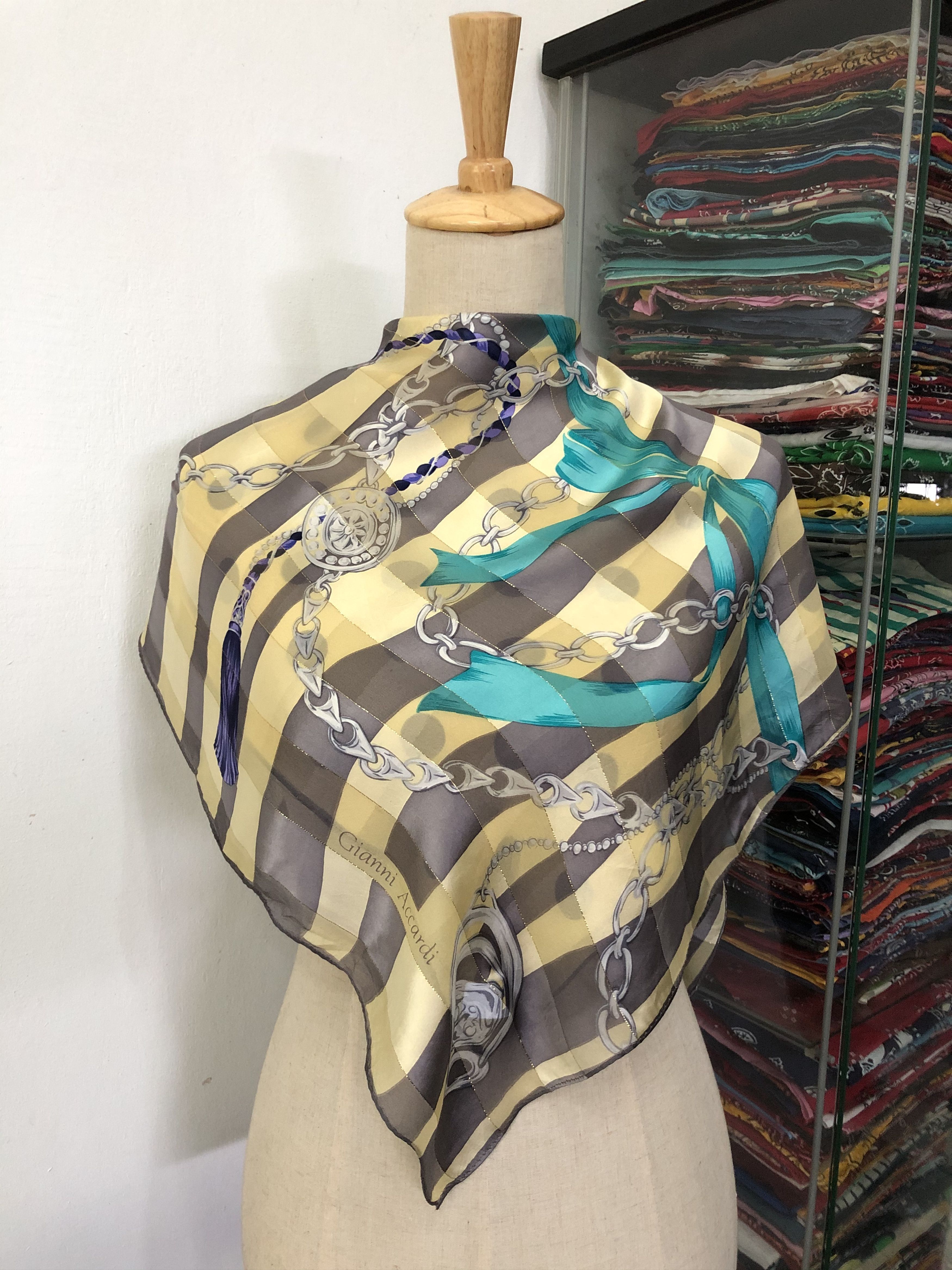 Vintage Vintage Gianni Accardi Silk Scarf Size ONE SIZE - 1 Thumbnail
