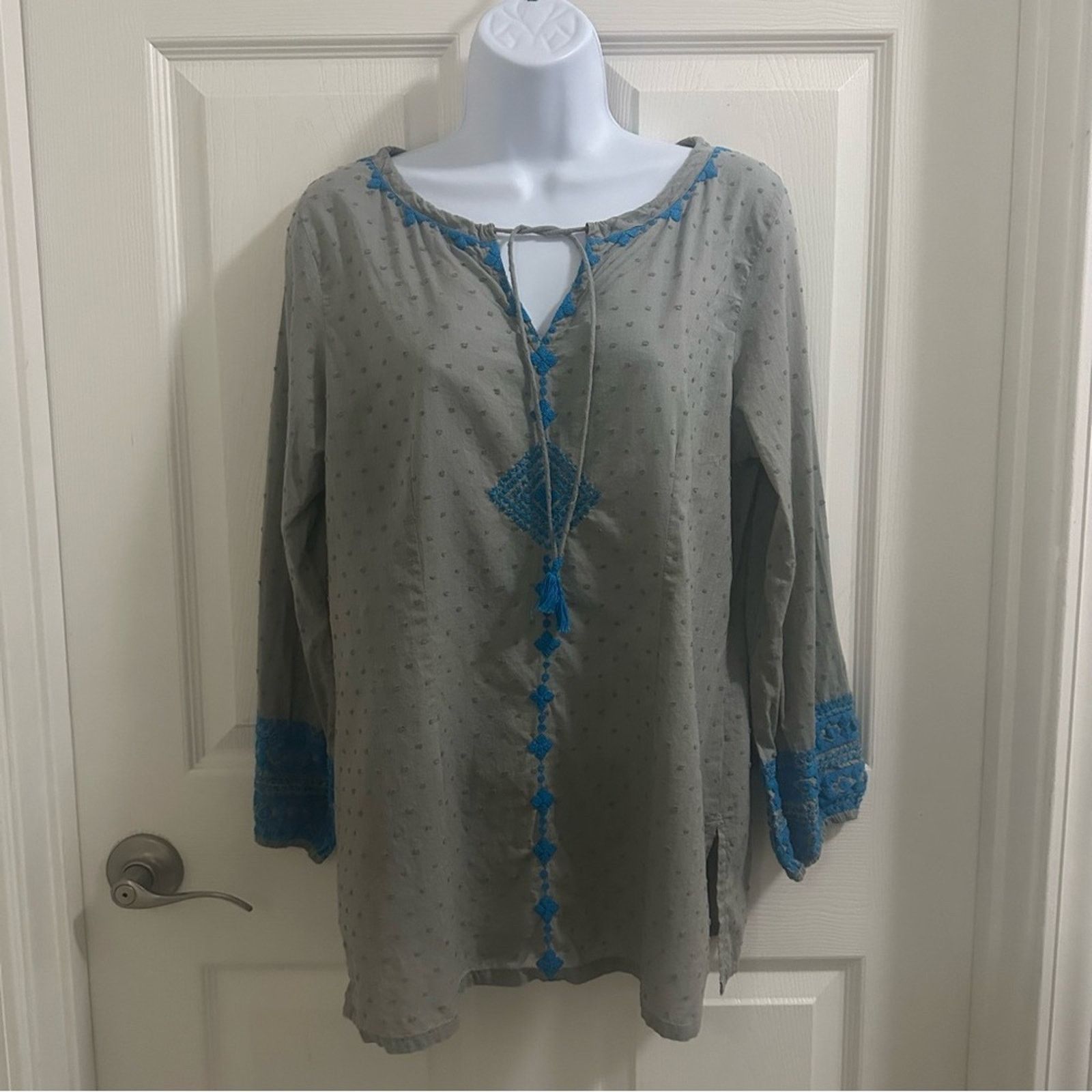 RUNGOLEE Gray Textured Blue Embroidered Accent Blouse Small