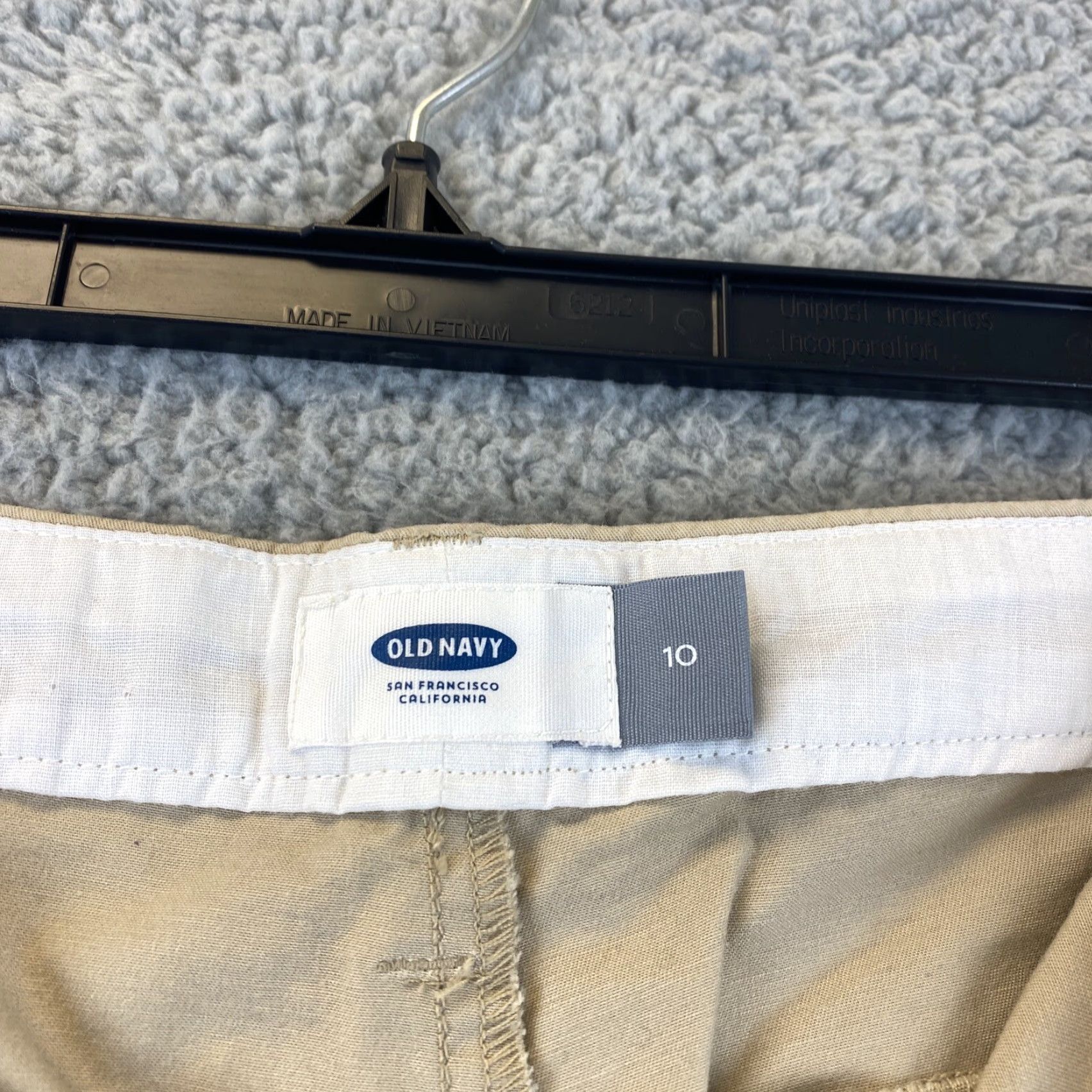 Old Navy Old Navy Women's Shorts Size 10 Regular Beige Chino Flat Front Casual Performance Size 34" / US 12 / IT 48 - 4 Thumbnail