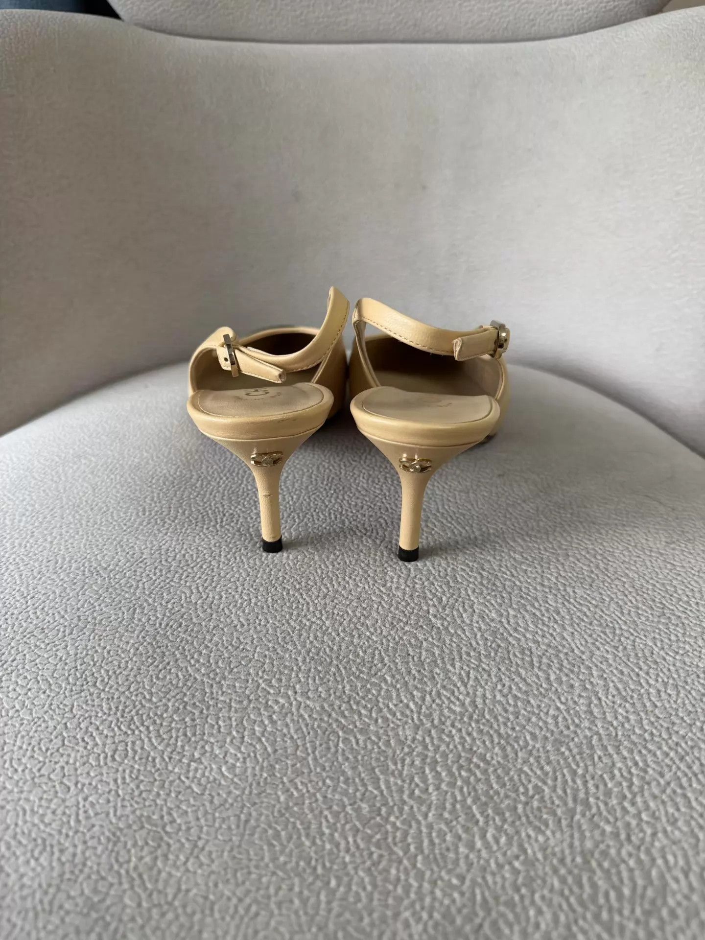 Chanel Chanel Kitten Heels Pointed Toe Beige/Black Leather 36.5 Size US 6 / IT 36 - 4 Thumbnail