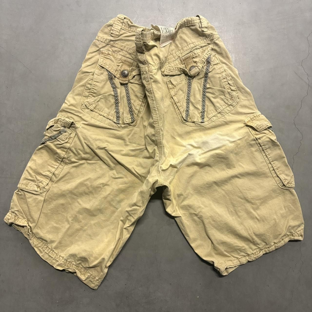 Vintage Crazy Vintage Y2K/2000s Baggy Khaki Free Planet Cargo Shorts! Size US 32 / EU 48 - 2 Thumbnail