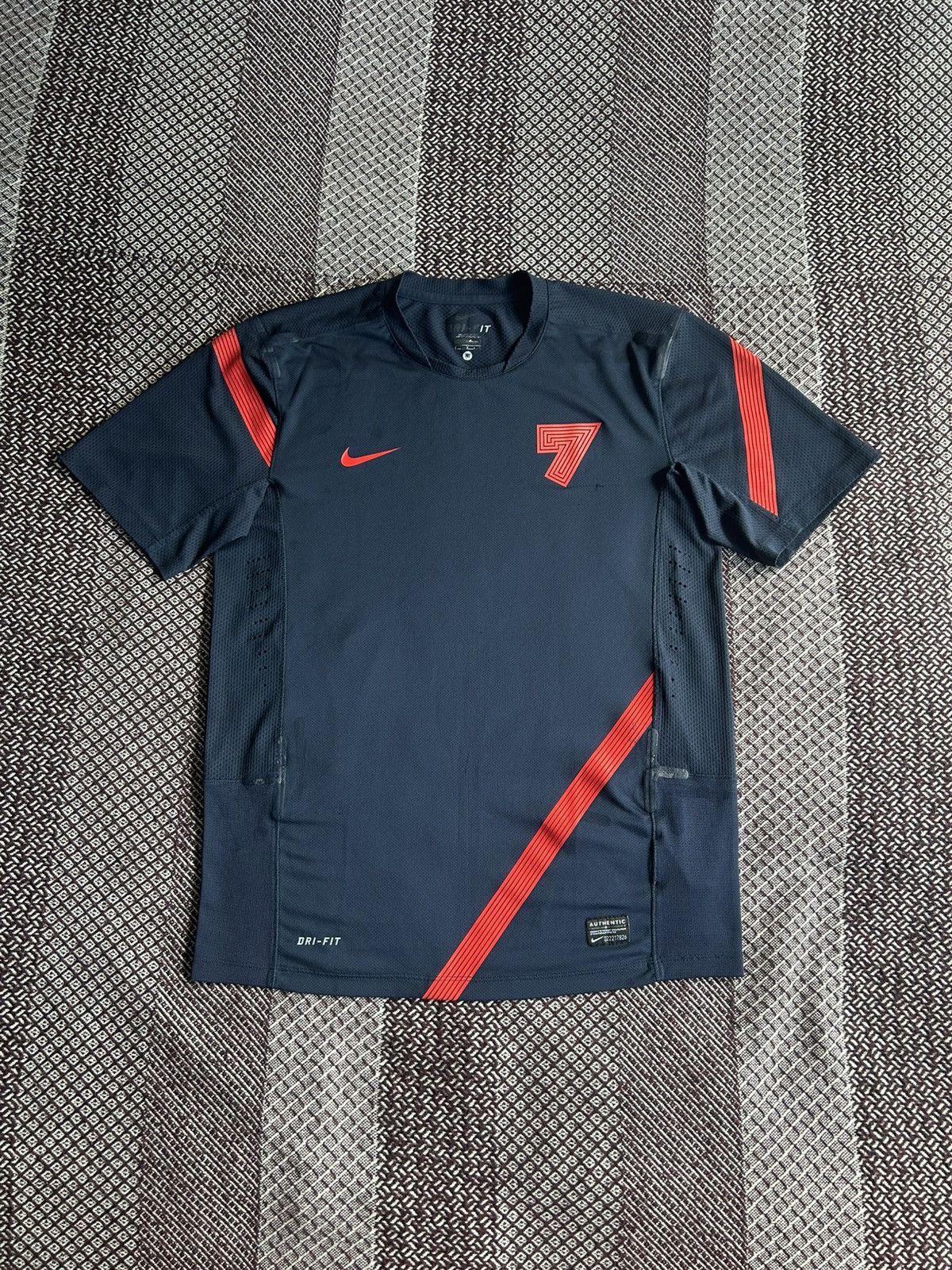 Nike Vintage Nike x CR7 Dri-fit Jersey T-shirt Size M Sportswear Size US M / EU 48-50 / 2 - 1 Thumbnail