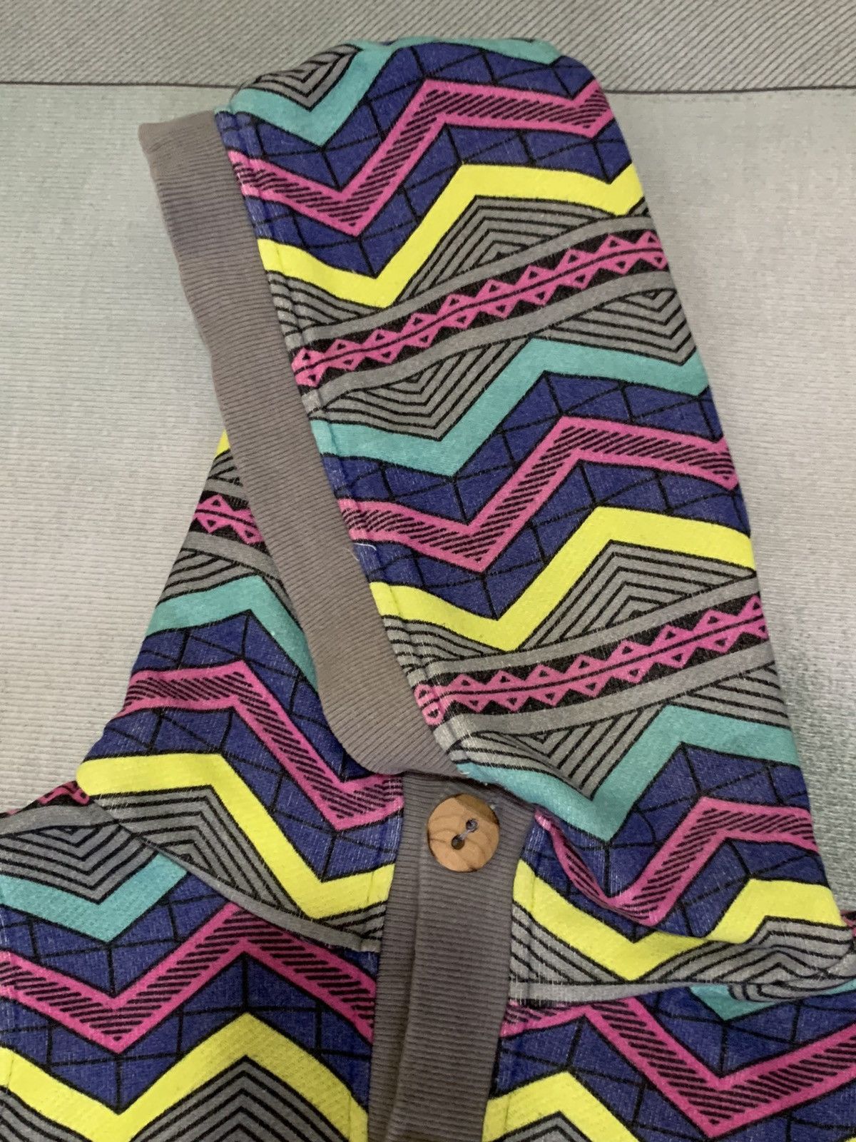 go slow caravan Sleeveless Hoodes Geometric Zig-Zag Pattern Wooden Buttons Size US S / EU 44-46 / 1 - 8 Thumbnail