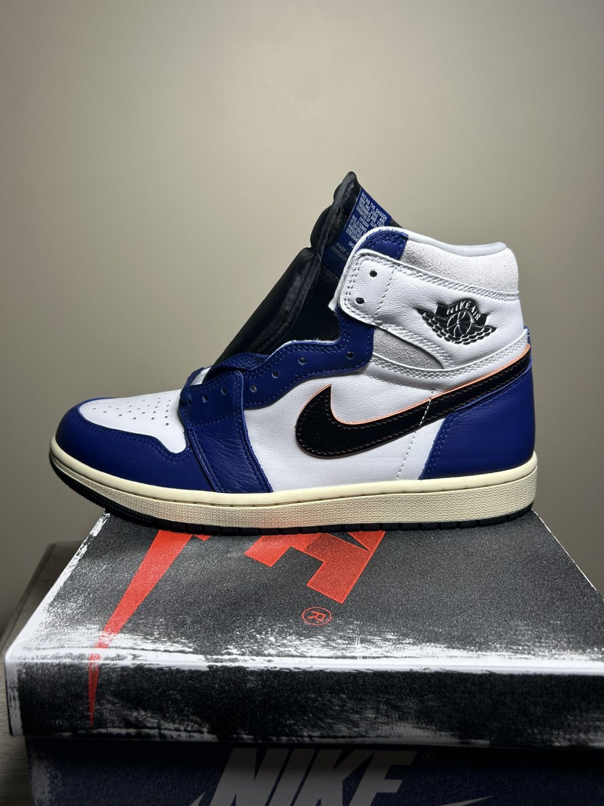 Jordan Brand Air Jordan 1 High OG Rare Air Size US 9 / EU 42 - 1 Thumbnail