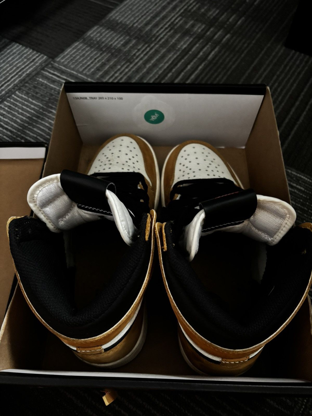 Nike Air Jordan 1 Retro High Rookie Of The Year Size US 5 / EU 37 - 7 Thumbnail