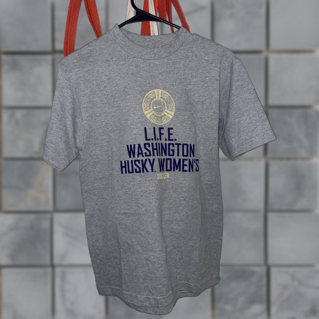 Nike VINTAGE Nike T-Shirt White Washington Huskies Womens Soccer S White Tag Gray Size S / US 4 / IT 40 - 1 Thumbnail