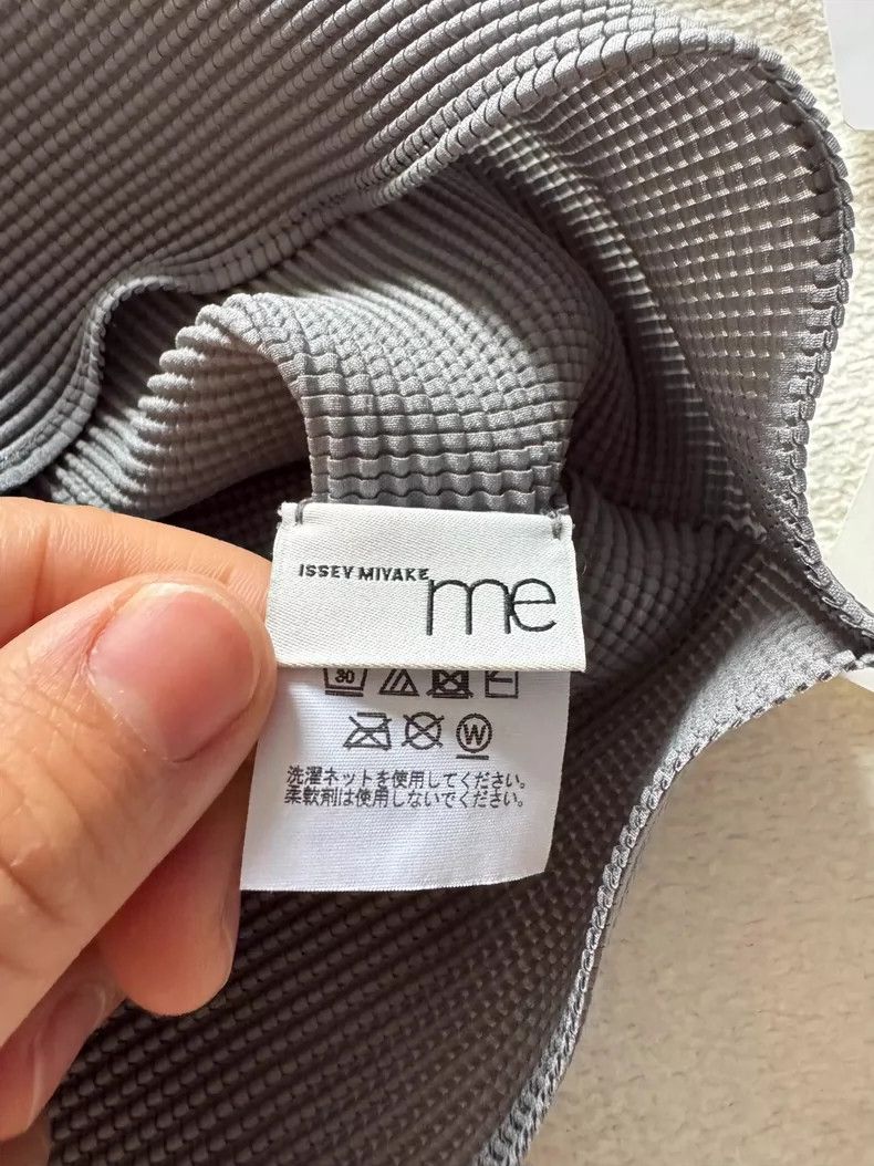 Issey Miyake issey miyake size:one size Grey round-neck pleated top 250 Size XXS / US 00 / IT 34 - 4 Thumbnail