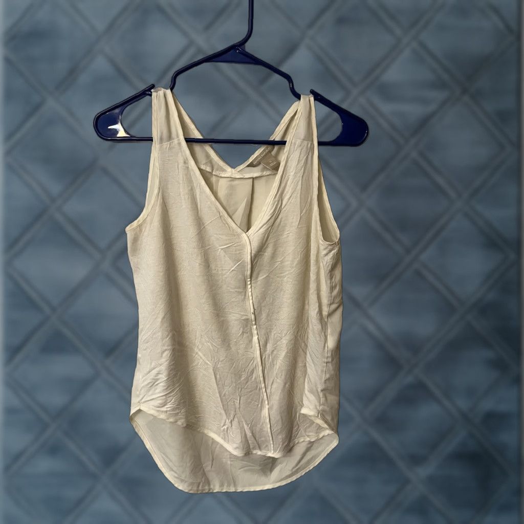 Banana Republic VINTAGE Banana Republic Cream V-Neck Sleeveless Lightweight Pullover Top Women's Sz S (Regular Fit, Blouse) Size S / US 4 / IT 40 - 1 Thumbnail