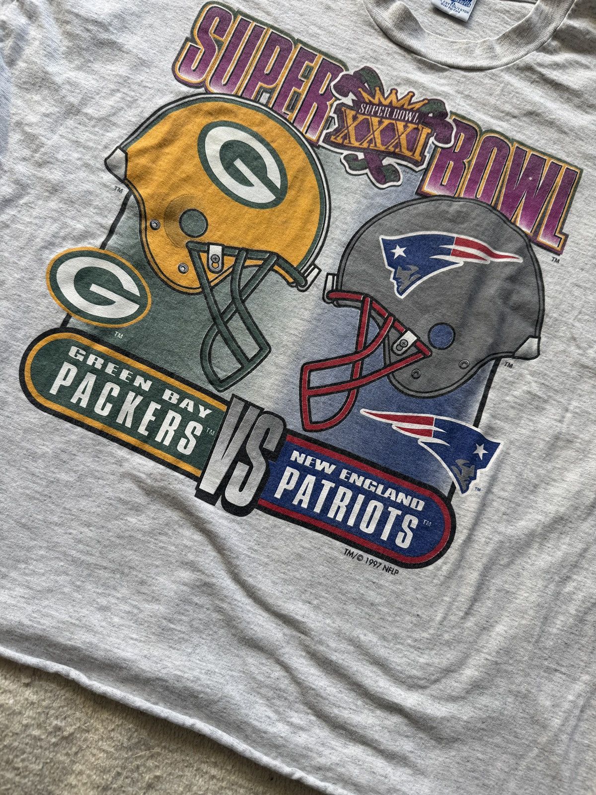 Salem Sportswear Vintage 1997 Super Bowl Packers vs. Patriots Cropped T-Shirt Size US XL / EU 56 / 4 - 2 Thumbnail