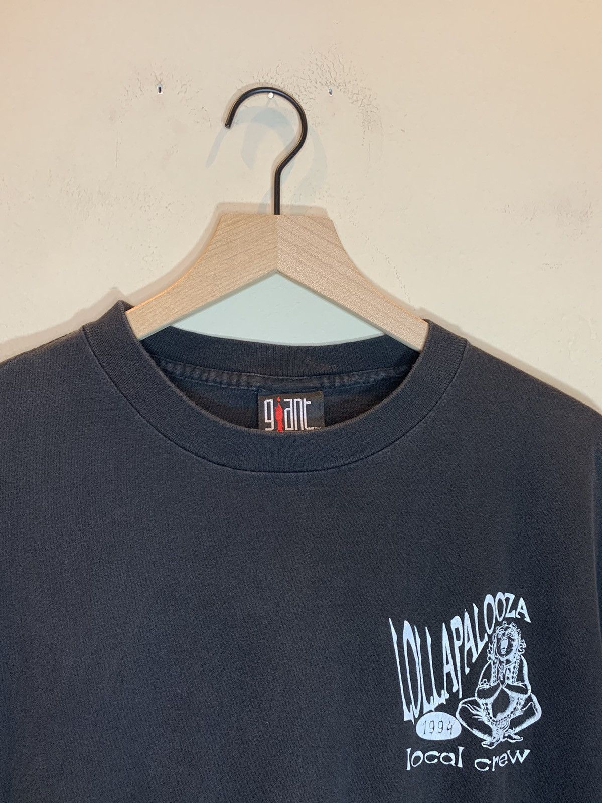 Band Tees *RARE* Vintage 1994 Lollapalooza Local Crew Giant T-Shirt Size US L / EU 52-54 / 3 - 3 Thumbnail