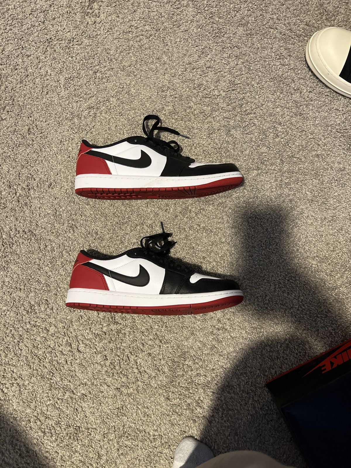 Jordan Brand Jordan 1 low black toe Size US 10.5 / EU 43-44 - 2 Thumbnail