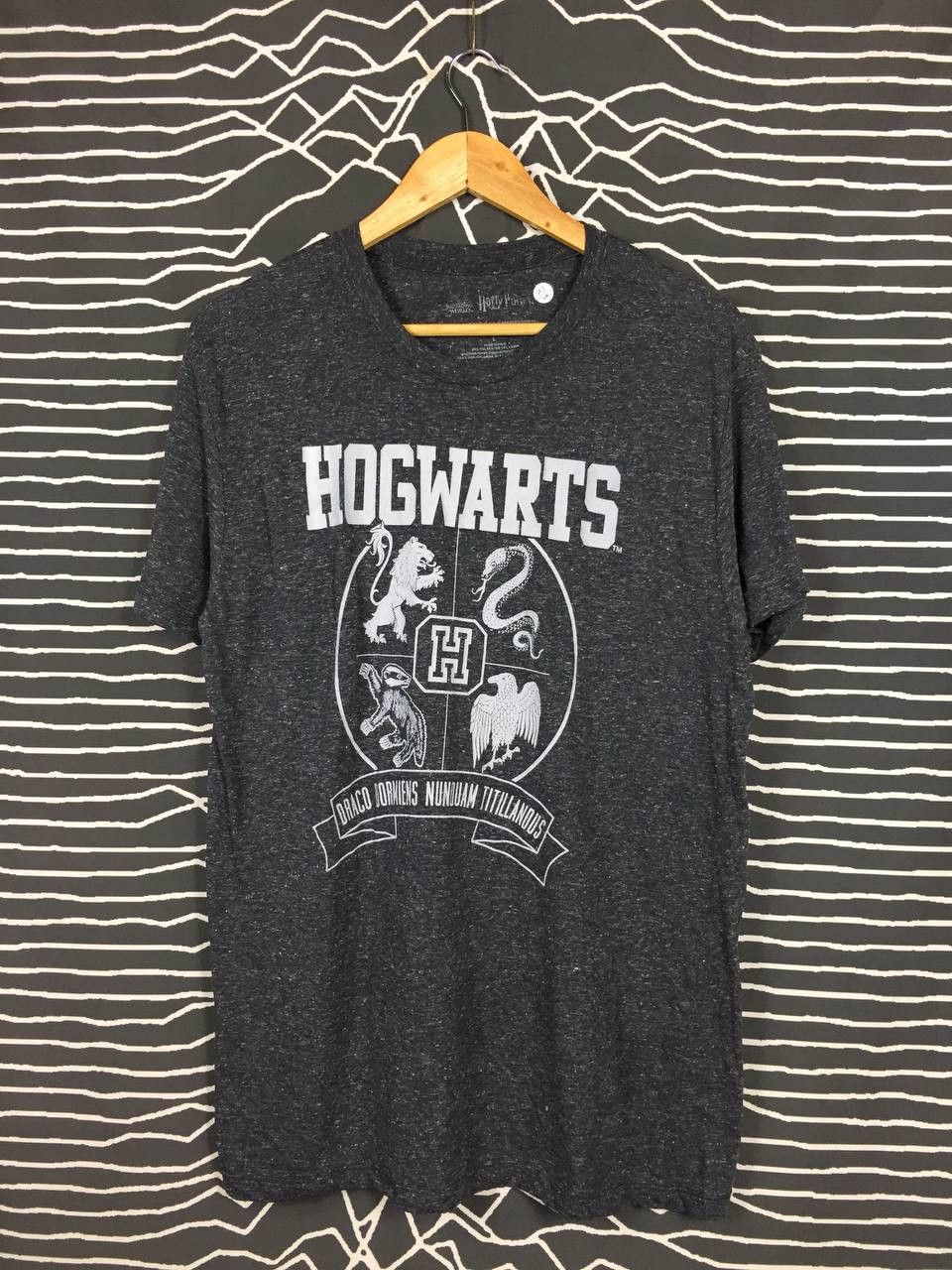 Vintage Harry Potter Hogwarts Crest Logo Wizarding World Tee Size US L / EU 52-54 / 3 - 2 Thumbnail