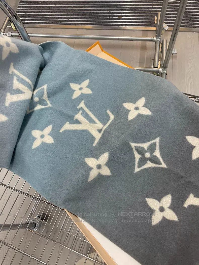 Louis Vuitton Louis Vuitton Pink and blue ombre presbyopic printed cashm Size ONE SIZE - 3 Thumbnail