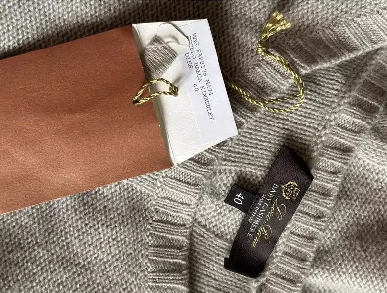 Loro Piana LORO PIANA She's wearing a cashmere cardigan Size S / US 4 / IT 40 - 9 Thumbnail