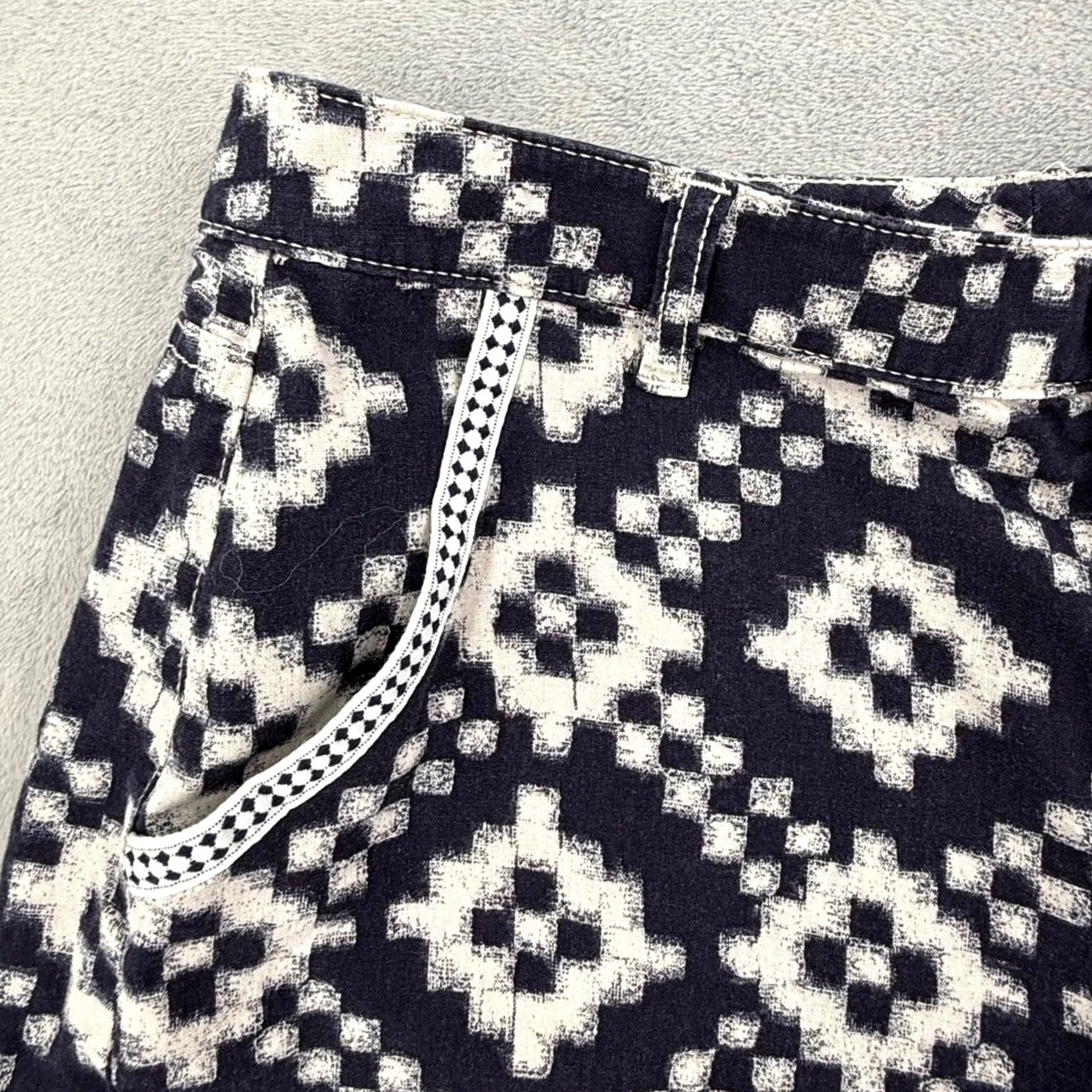 Vince Camuto Keywords: Uses the most relevant ("Two by Vince Camuto," "Navy White Ikat Linen Blend," "Summer Shorts") Size 24" / US 00 / IT 34 - 3 Thumbnail