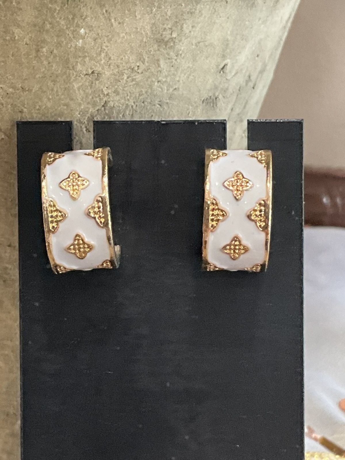 Other Elegant Four-Leaf Flower C-Shaped Hoop Earrings Size ONE SIZE - 4 Thumbnail