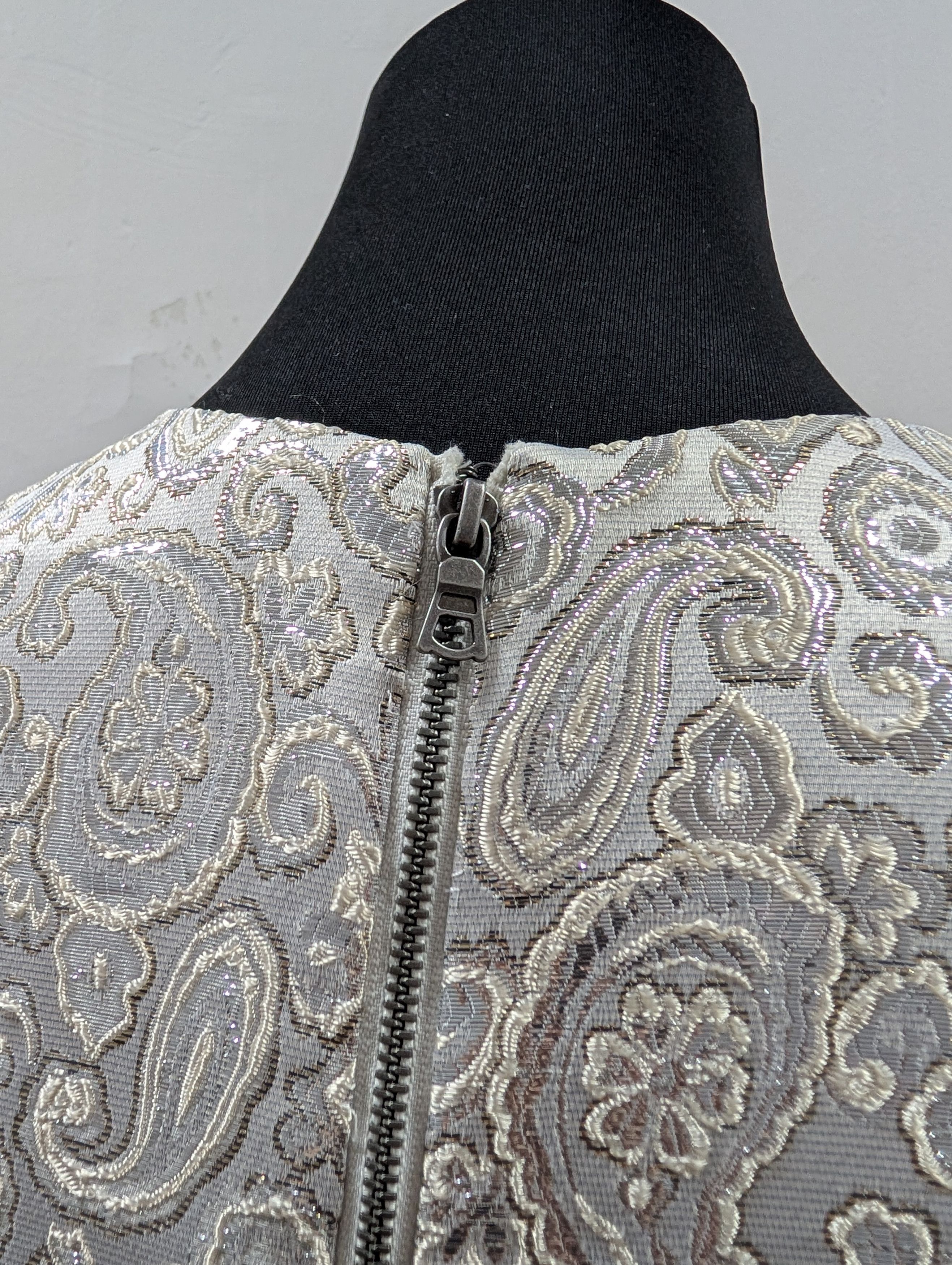 Alice + Olivia Alice And Olivia Silver Embroidered Cropped Top Size XS / US 0-2 / IT 36-38 - 3 Thumbnail