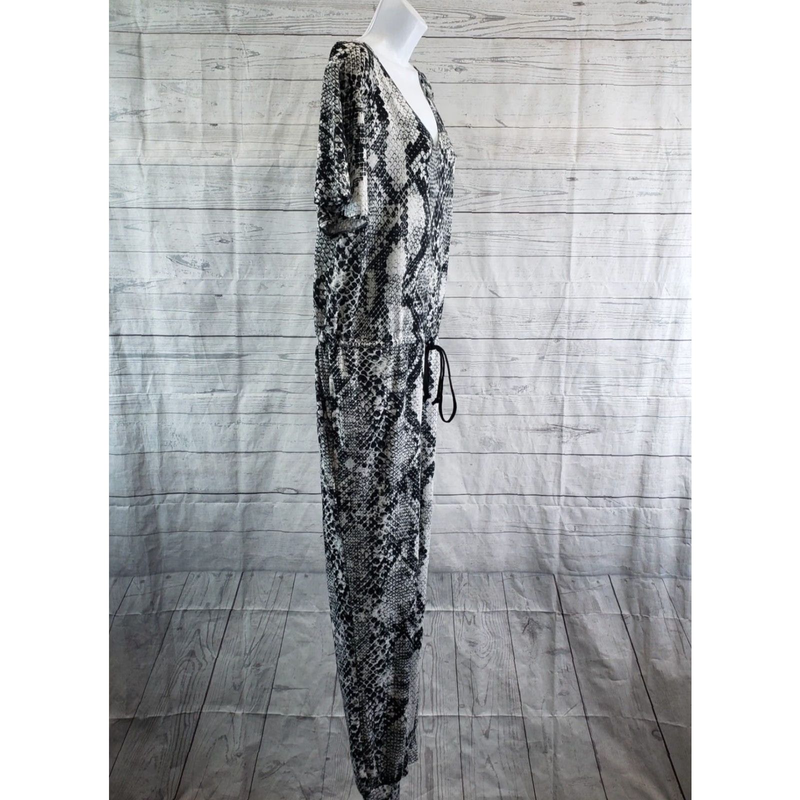 Vintage VINTAGE LuLaRoe Womens Jumpsuit Sz Medium Black White Snakeskin Short Sleeve V-Neck Size 32" / US 10 / IT 46 - 3 Thumbnail