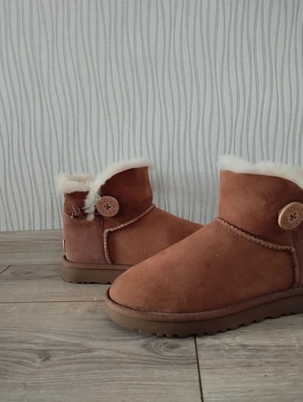 Ugg UGG Mini Bailey Button II size 38 boots winter Size US 7 / IT 37 - 2 Thumbnail