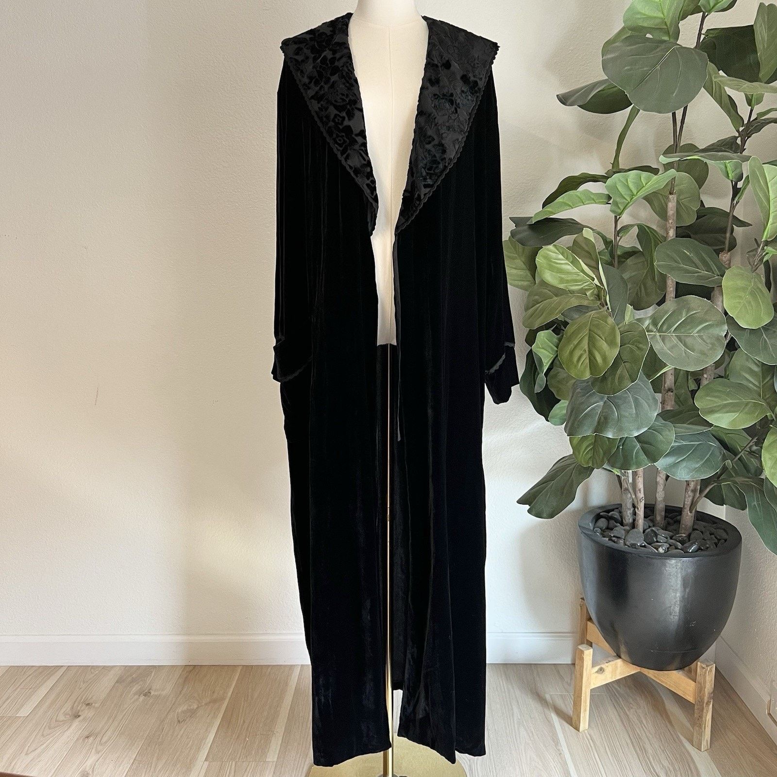 Other Eileen West Queen Anne’s Lace Velvet Silk Robe Black Size ONE SIZE - 5 Thumbnail