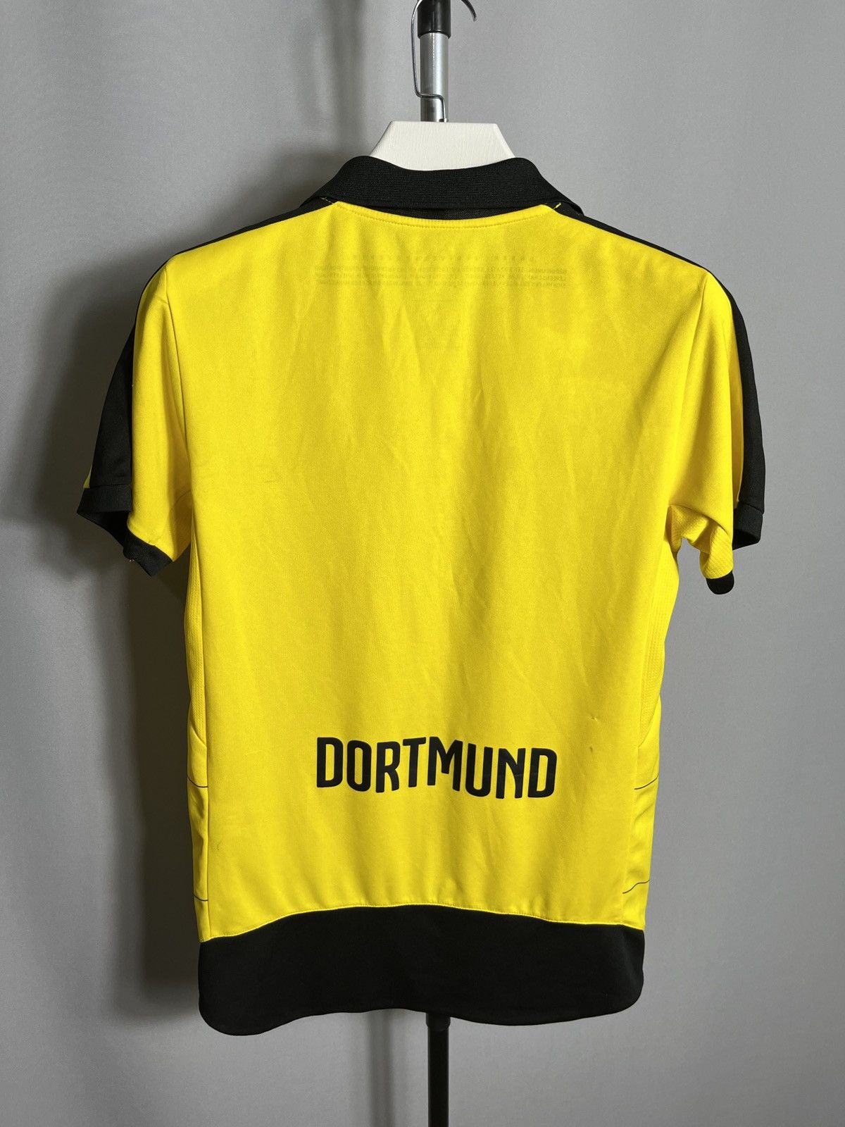 Puma BORUSSIA DORTMUND 2015 2016 HOME FOOTBALL SHIRT JERSEY PUMA Size US S / EU 44-46 / 1 - 11 Thumbnail