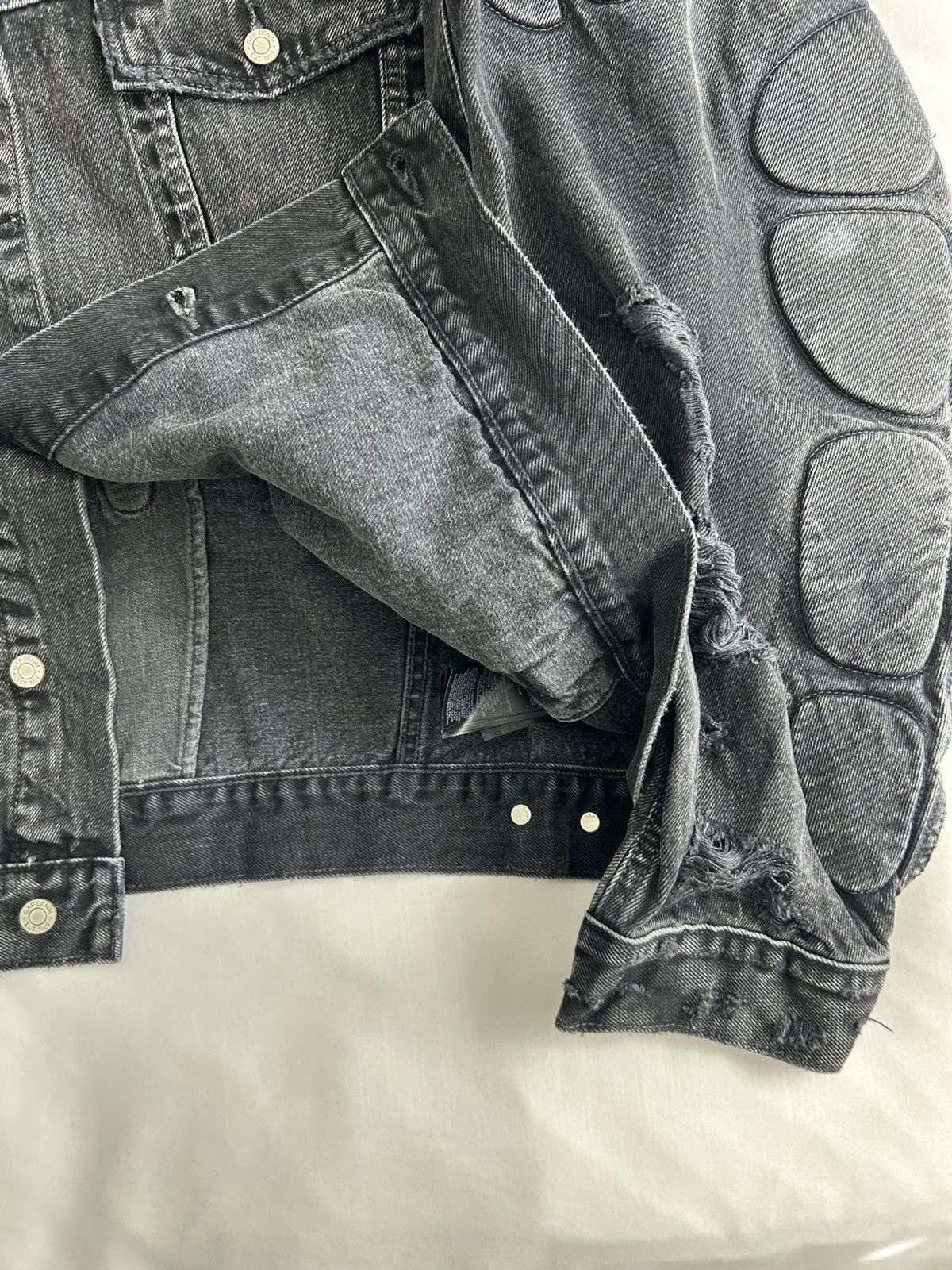 Balenciaga × Gap × Yeezy Yeezy Gap Padded Denim Jacket Balenciaga Grey Wash China Size US XL / EU 56 / 4 - 4 Thumbnail